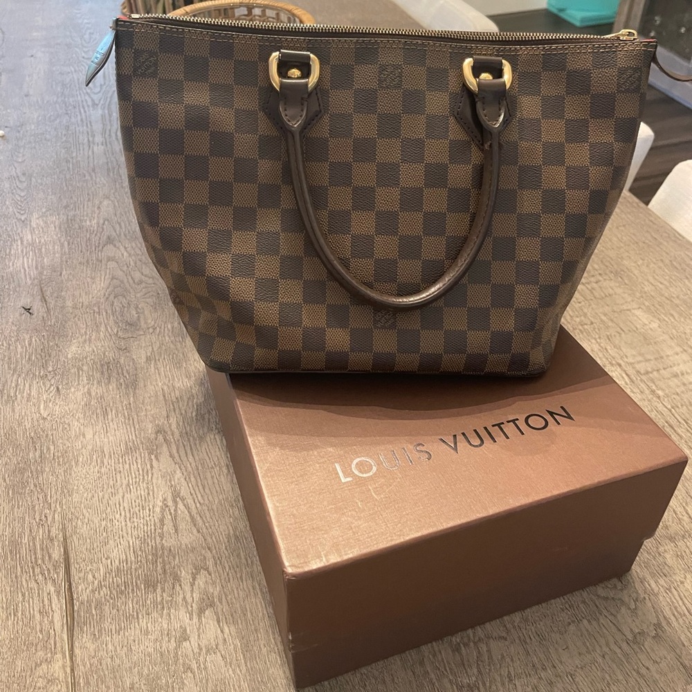 LOUIS VUITTON
DAMIER EBENE SALEYA PM